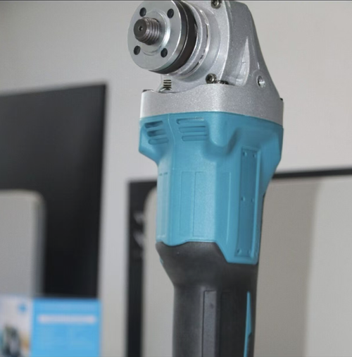 90-degree right-angle brushless lithium battery wrench, with a corner-shaped body that is suitable for installing and removing bolts in narrow spaces. Comes with dual batteries, charger, socket and toolbox, and has forward and reverse functions. The torque is limited by the structure and is not suitable for super large rusted-in bolts. Suitable for auto repair and steel frame equipment maintenance. Ensure proper protection during operation.