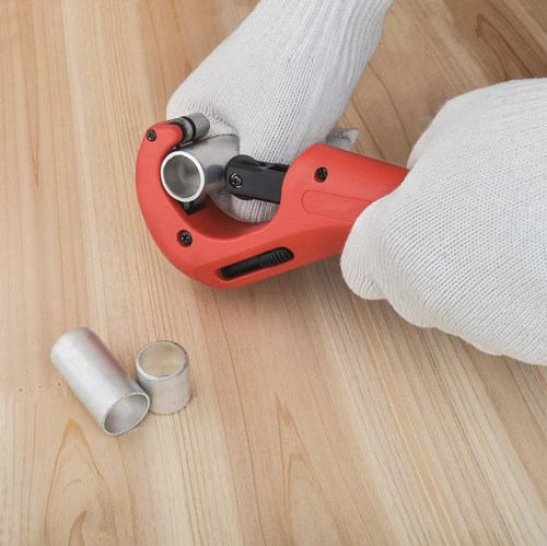 Bearings-based pipe cutter, with a cutting range of 6 - 70 millimeters, suitable for copper pipes, aluminum pipes, and stainless steel pipes. Equipped with smooth rolling bearings and wheels, the tail feed knob adjusts the pressure, and it comes with a deburring scraper. The C-shaped opening facilitates the clamping of pipes, and the blade is a consumable part, suitable for maintenance operations of water, heating, and air conditioning pipe systems.