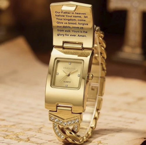 Gold flip-top ladies' quartz watch, with a retro and luxurious style. The inner side of the flip cover features decorative text. The dial is marked with diamond points. The diamond-studded metal chain strap allows for adjustable size. The quartz movement ensures basic timing. It is only water-resistant for daily use and should be kept away from hard impacts. It is suitable for daily wear and as a gift.