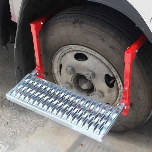 Car tire step foot pedal, by mounting the tire, it enables temporary elevation. It is suitable for SUVs and trucks. The metal frame is combined with anti-slip pedals. It has multiple adjustment levels and supports folding for storage, making it convenient to carry with the vehicle. Before using, it is necessary to confirm that the buckle is securely fastened. It is not allowed to exceed the load capacity and jumping or stepping on it is prohibited.