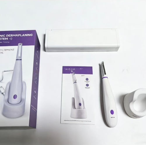 Lady LED lighting hair removal razor, suitable for trimming facial hair and body hair. It comes with a built-in illuminator to clearly show fine and short hairs. The floating blade surface fits the curvature of the skin, and is equipped with multiple replaceable blades. It is paired with a charging and storage base for charging and power supply. When using, keep the skin dry. Sensitive skin is recommended to try a small area first.