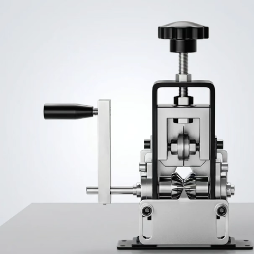 Hand-operated wire stripping machine for used wires. The metal body can fix the workbench, and the adjustment knob controls the gap of the blade. It is suitable for various specifications of waste wire cables. Hand-operated feeding, separating the copper core from the insulation outer skin. Comes with disassembly tools. Before operation, please test adjust the blade opening. Keep your hands away from the blade and avoid armored cables. Regularly clean the debris.