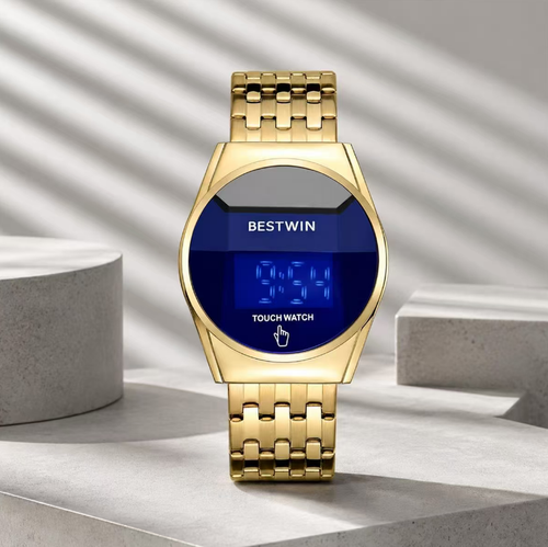 This men's LED touchscreen electronic watch features a round mirror and a gold metal band. The length of the band can be adjusted as needed. Pressing the screen will turn it on, and the digital display is clear. The electronic movement keeps accurate time. The design is trendy and versatile, suitable for various daily outfits. When wearing it, avoid bumps and do not expose it to water for a long time.