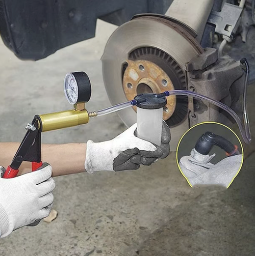 Use the two-hand manual vacuum suction gun, which comes with a vacuum pressure gauge and is equipped with multiple-sized connectors. It is stored in a portable toolbox. Manually create negative pressure and it doesn't require an electric power source. It can be used for extracting brake fluid in cars and for vacuum leak detection of pipelines. The transparent liquid storage cup makes it easy to observe the liquid volume. It is suitable for auto repair and maintenance operations.