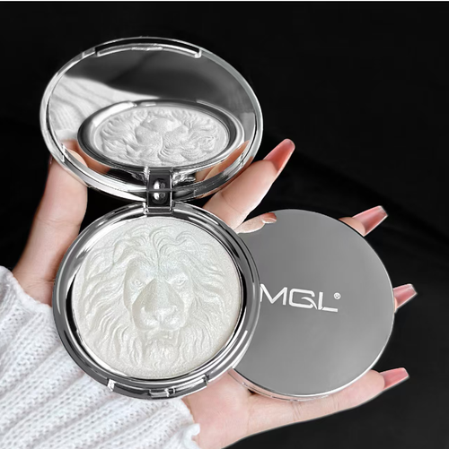 Order today and you will receive 2 sets of the Lion Highlight, Glitter, Blush and Highlight All-in-One Palette Makeup. The texture is as soft and smooth as mashed potatoes, with delicate glitter sprinkled throughout. The highlight creates a clear and bright makeup effect, while the contouring provides a soft and natural outline. Just use a small amount and layer it multiple times. It is suitable for various makeup styles and can easily create a natural look.