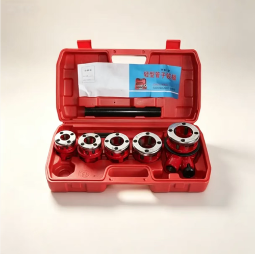 Model 62 manual pipe threading set, containing 5 different size die heads, equipped with an operating handle and a plastic storage box. No electricity is required. It can be operated manually to thread pipes, suitable for regular steel pipes and galvanized pipes. It is suitable for water heating pipe installation and maintenance, and is convenient to carry and store. It is a commonly used manual tool for water heating pipe construction and maintenance.