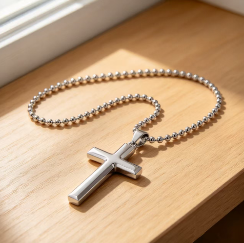 Three-dimensional cross pendant necklace. The pendant is plump and thick, with a smooth and fine surface that is vacuum electroplated. It has a delicate luster. Paired with a twisted Cuban chain, the style is simple and elegant, suitable for both men and women. Regular maintenance is recommended to prevent contact with chemicals and avoid bumps. It is suitable for various dressing scenarios such as casual wear and street style.