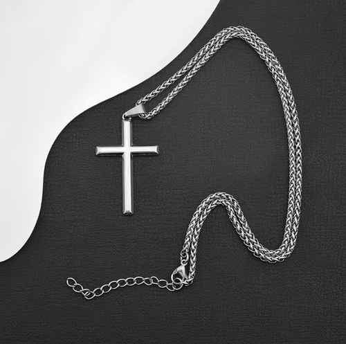 Three-dimensional cross pendant necklace. The pendant is plump and thick, with a smooth and fine surface that is vacuum electroplated. It has a delicate luster. Paired with a twisted Cuban chain, the style is simple and elegant, suitable for both men and women. Regular maintenance is recommended to prevent contact with chemicals and avoid bumps. It is suitable for various dressing scenarios such as casual wear and street style.