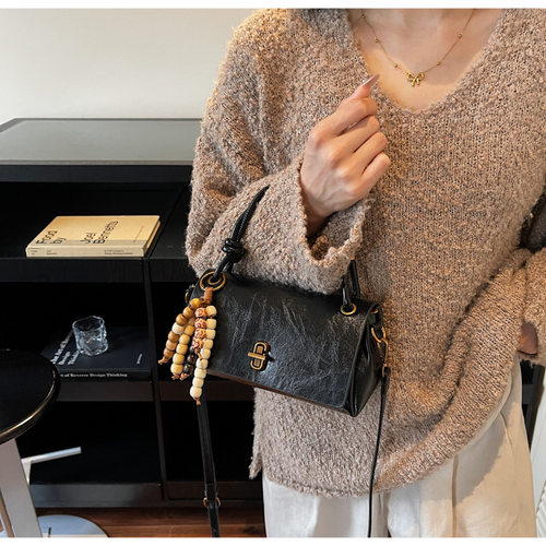 2026New Flap Bag with Shoulder and Crossbody Straps a Lock and Chain Square Design Crossbody Bags for Commuting