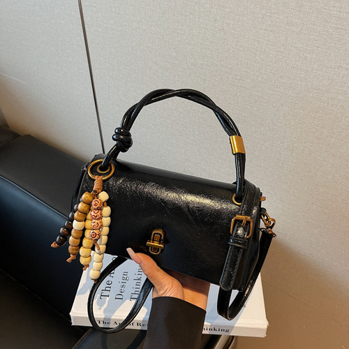 2026New Flap Bag with Shoulder and Crossbody Straps a Lock and Chain Square Design Crossbody Bags for Commuting