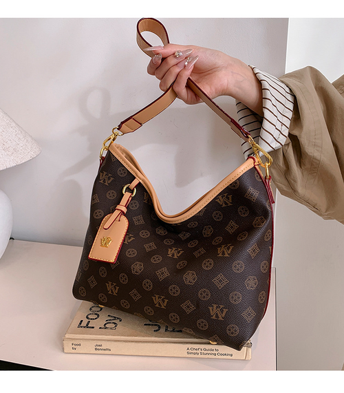 Luxurious Designer Ladies' Tote Bag. High-quality PU Material Handbag. With a Zipper. Equipped with Polyester