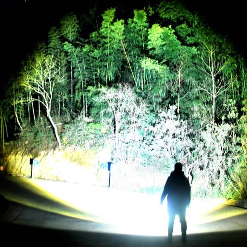 Canhão fluorescente que penetra o céu Lanterna de alta intensidade