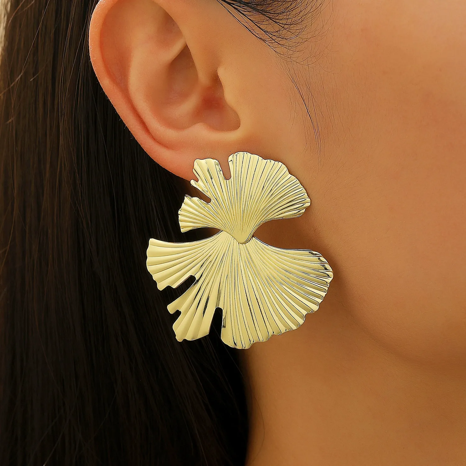 Fashionable and exaggerated ginkgo leaf earrings for women, fashionable and trendy, simple and textured alloy earrings