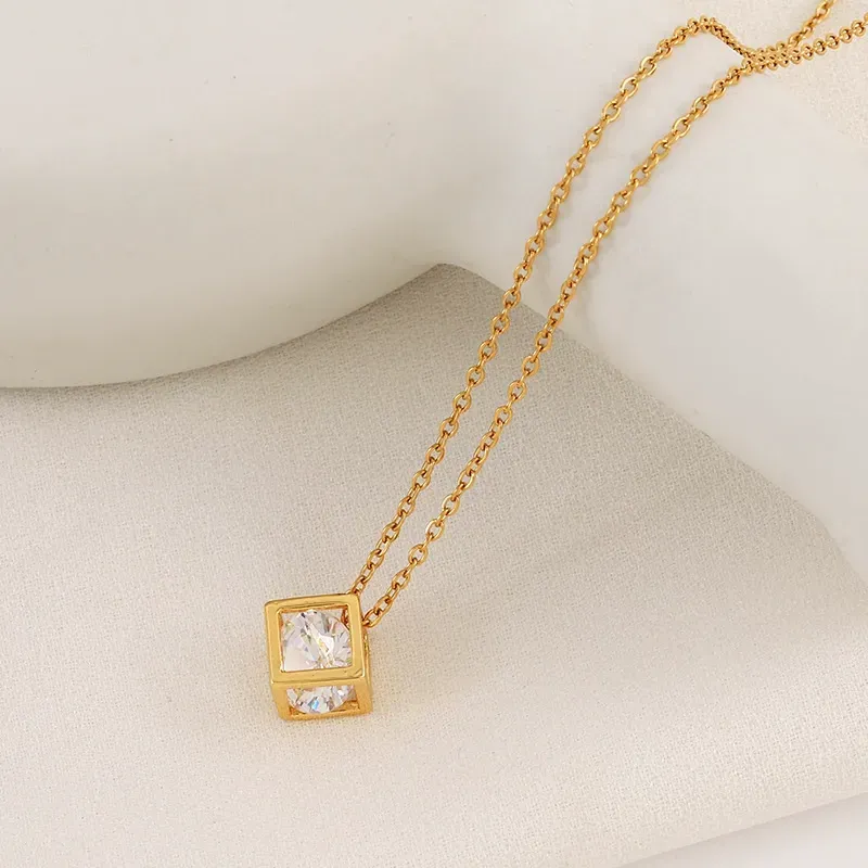 New 3D square diamond titanium steel necklace, a popular clavicle chain for women, a luxurious and unique design, versatile and easy to match.