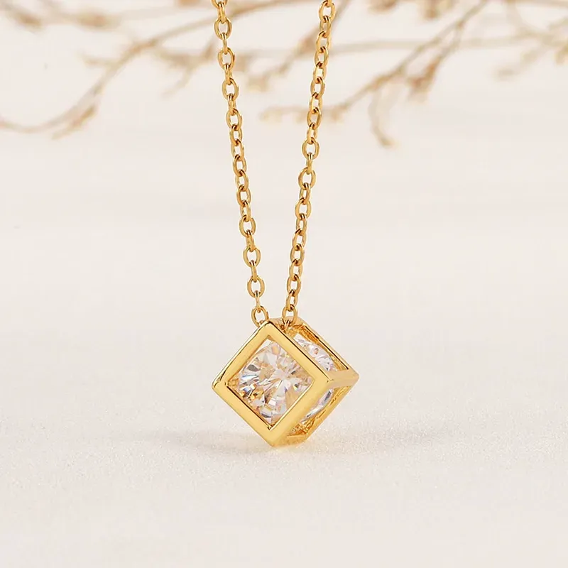 New 3D square diamond titanium steel necklace, a popular clavicle chain for women, a luxurious and unique design, versatile and easy to match.