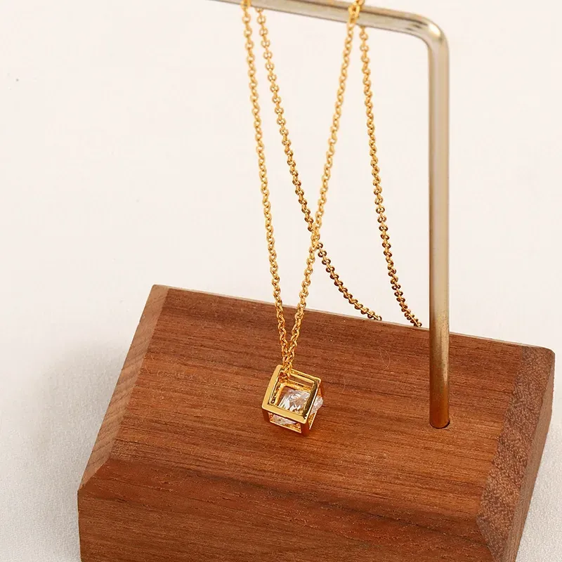 New 3D square diamond titanium steel necklace, a popular clavicle chain for women, a luxurious and unique design, versatile and easy to match.