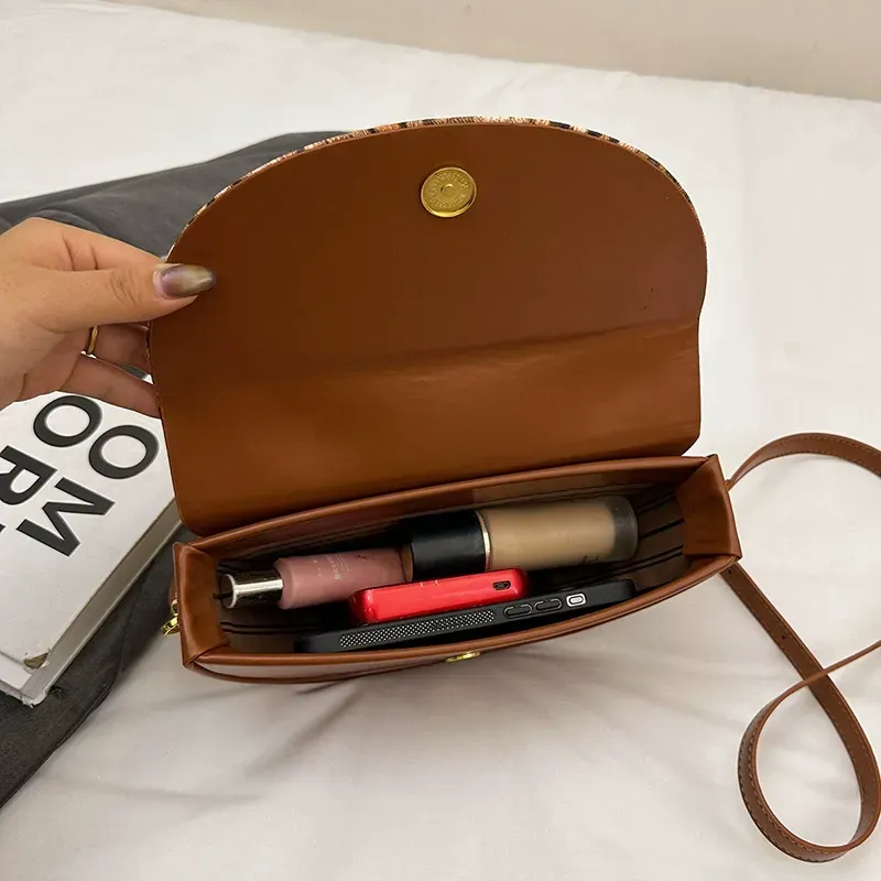 Niche design saddle bag with leopard print, single-shoulder and cross-body bag, versatile everyday commuter handbag for women.