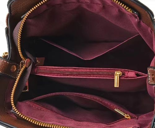 Stylish and sophisticated crossbody bag with zipper, portable multi-purpose bag, medium size, chain shoulder strap.