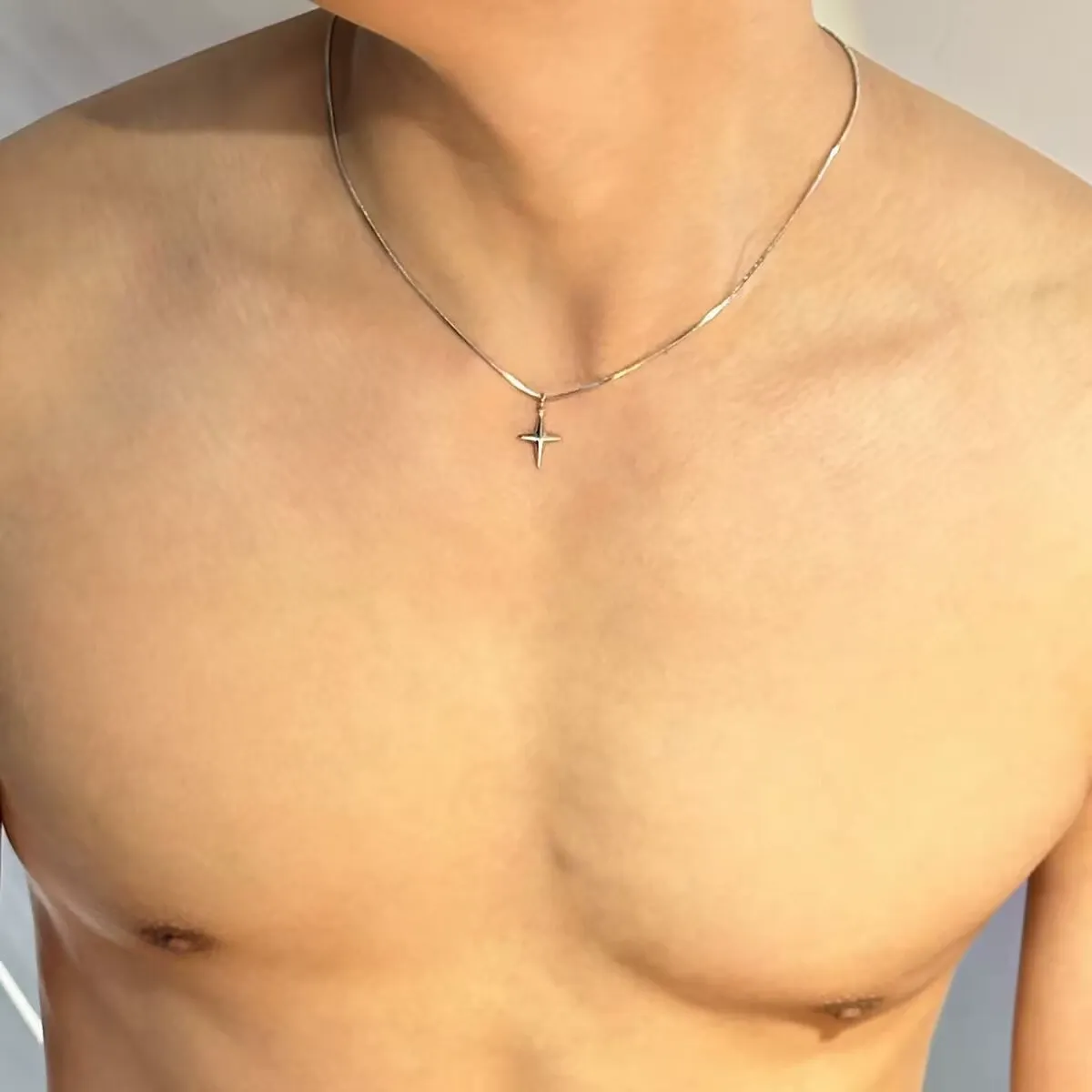 Suitable for both men and women, the little star pendant titanium steel necklace has a sweet and cool personality, simple silver snake bone chain and cross clavicle chain