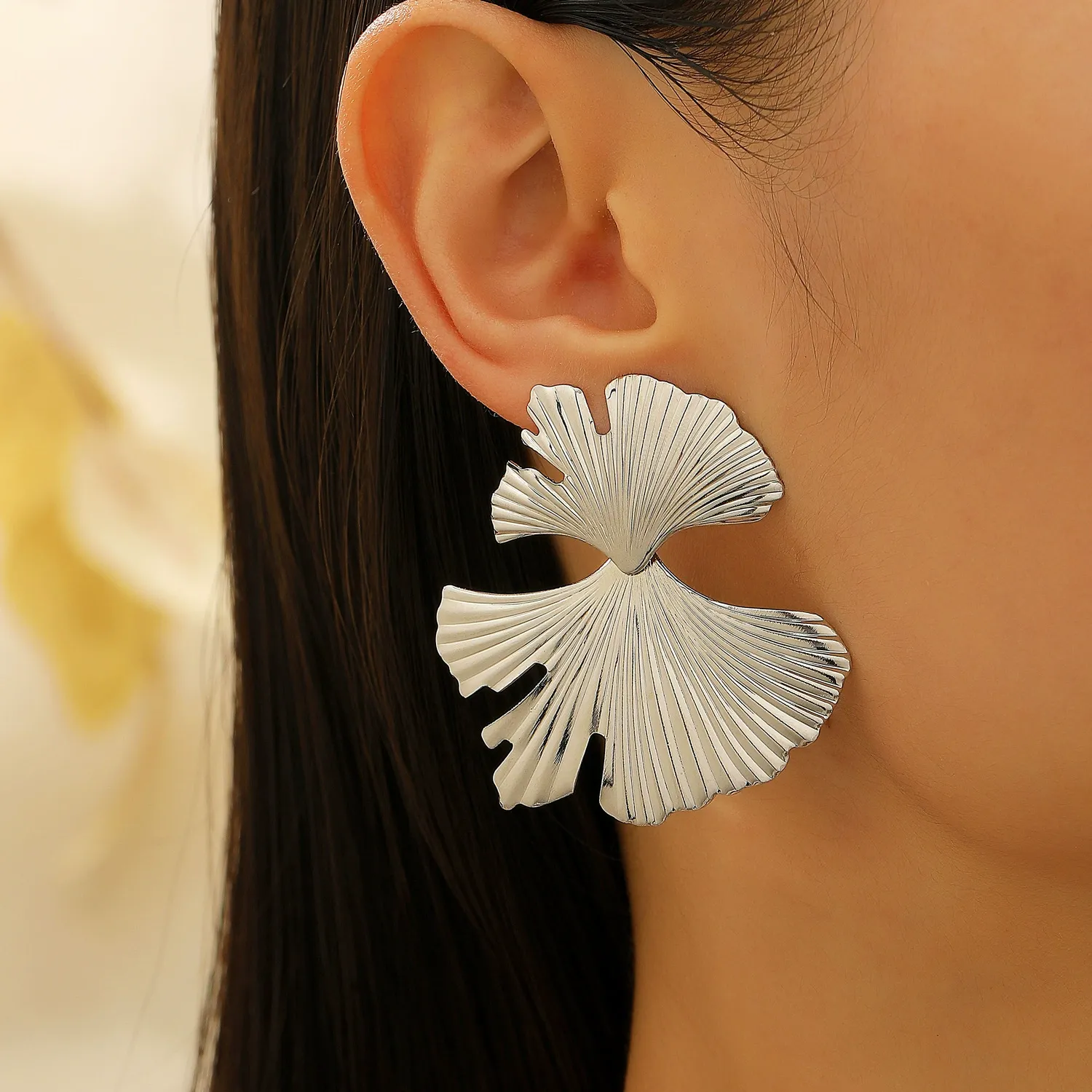 Fashionable and exaggerated ginkgo leaf earrings for women, fashionable and trendy, simple and textured alloy earrings