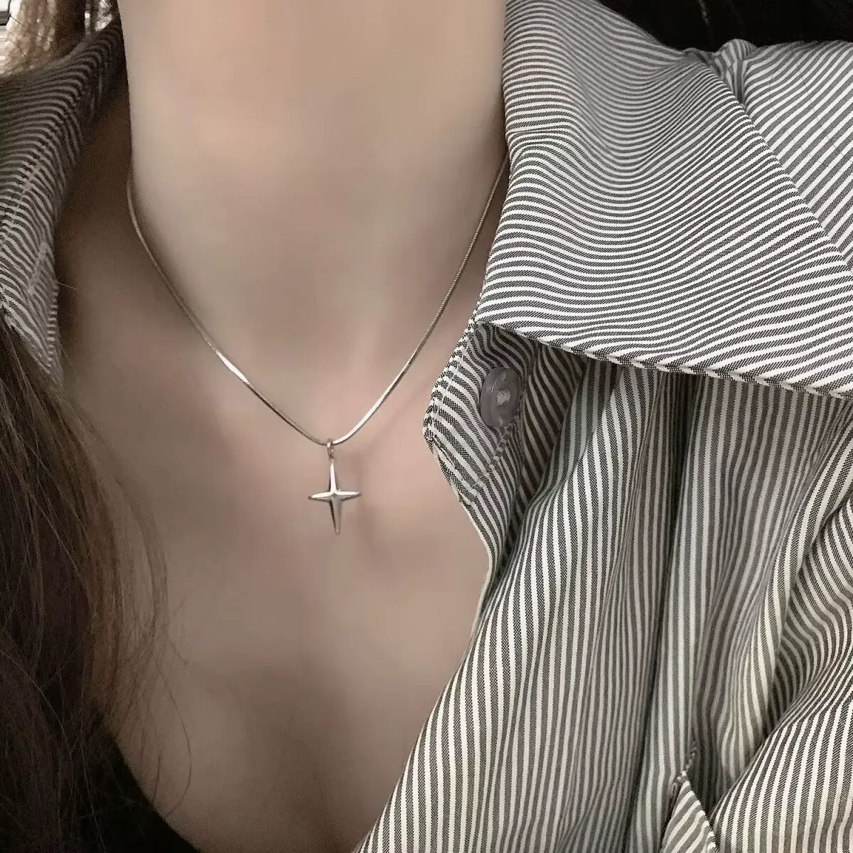 Suitable for both men and women, the little star pendant titanium steel necklace has a sweet and cool personality, simple silver snake bone chain and cross clavicle chain