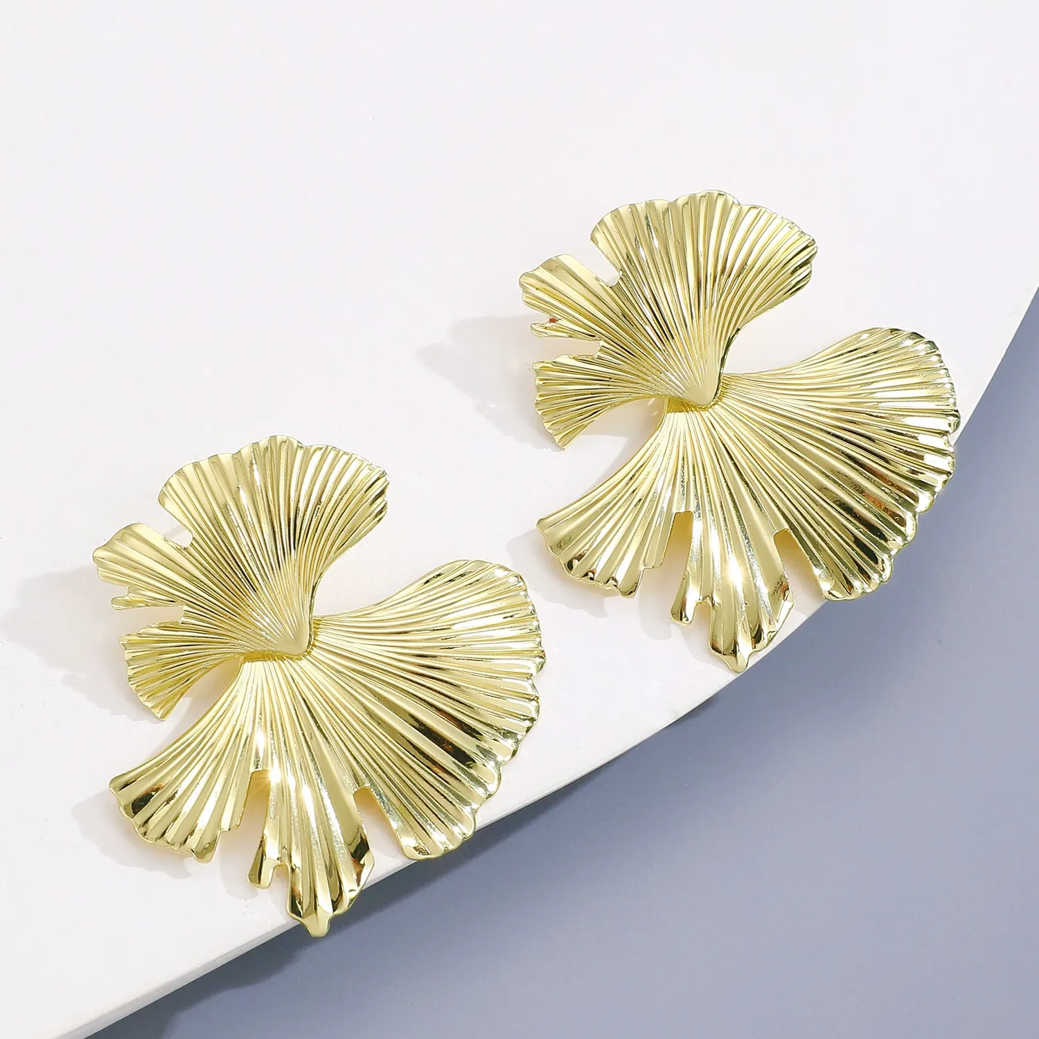 Fashionable and exaggerated ginkgo leaf earrings for women, fashionable and trendy, simple and textured alloy earrings