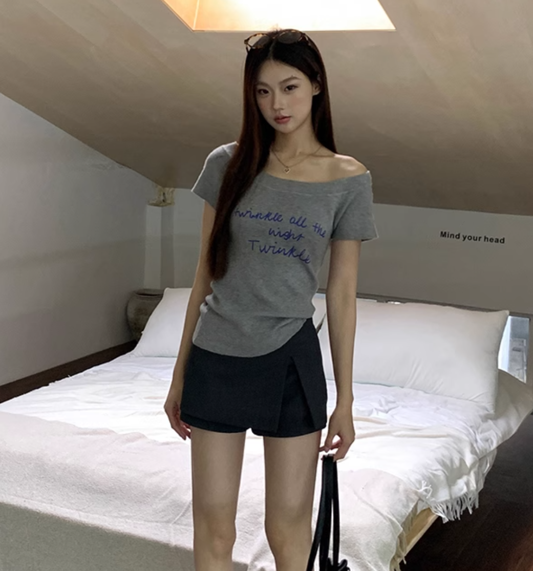 紅人館短袖t恤女夏季斜肩灰色chic韓系露肩針織設計感一字肩上衣