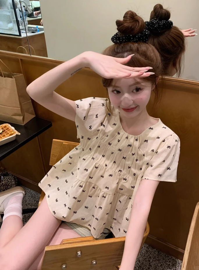 蝴蝶結印花圓領短袖襯衫女夏新款寬鬆顯瘦設計感褶皺別緻甜美上衣