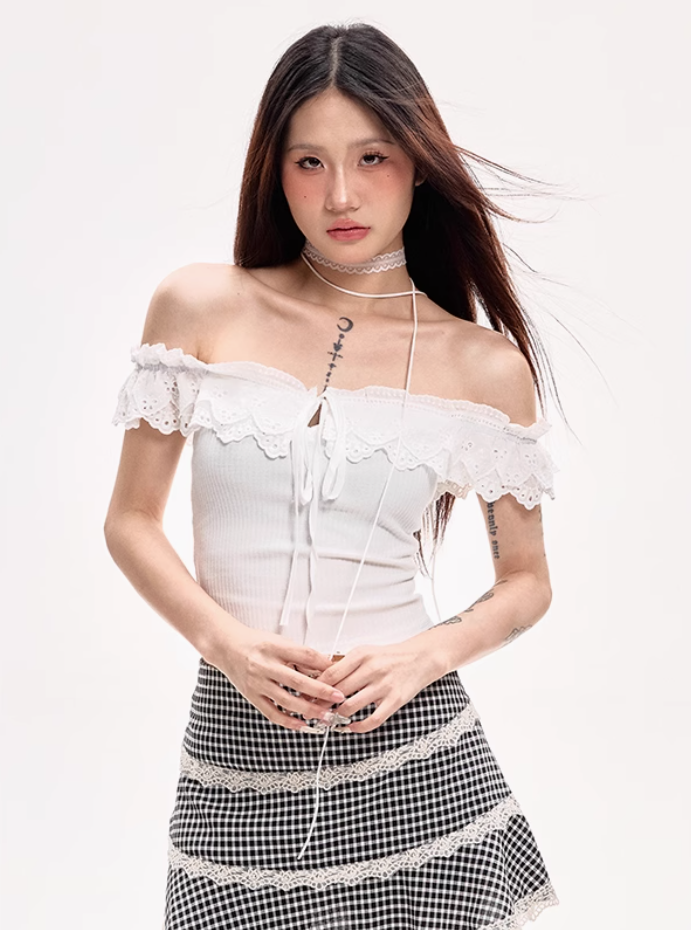 黑色一字肩短袖T恤女夏季新款性感收腰蕾絲花邊甜酷辣妹短款上衣