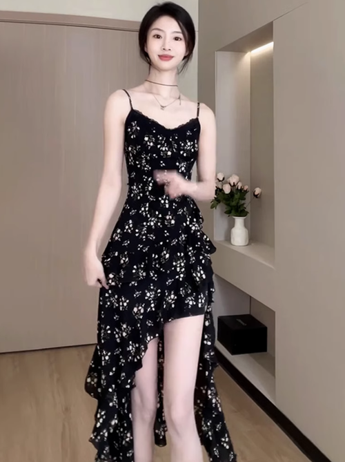 氣質黑色碎花吊帶連衣裙子女夏季2025新款海邊度假風長裙初夏穿搭