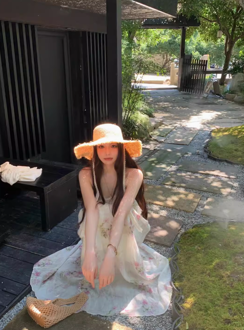 法式溫柔碎花v領露背吊帶連衣裙女夏季海邊度假鬆弛感寬鬆a字長裙
