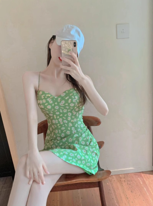 綠色小鄒菊碎花包臀連衣裙女夏季小清新性感低胸吊帶A字裙短裙子