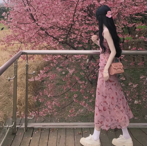 粉色吊帶碎花連衣裙女夏季2025新款仙女氣質修身顯瘦收腰長款裙子