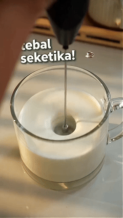 Rechargeable Electric Milk Frother Handheld, Hand Mixer Coffee Frother Wand. Portable Drink Mixer with 3 Speeds, 3 Whisk Heads, Storage Case, Electric Whisk for Matcha Lattes Cappuccino, Kitchen Gifts