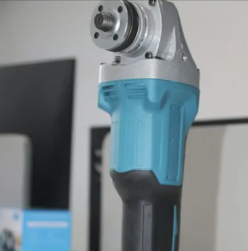 90-degree right-angle brushless lithium battery wrench, with a corner-shaped body that is suitable for installing and removing bolts in narrow spaces. Comes with dual batteries, charger, socket and toolbox, and has forward and reverse functions. The torque is limited by the structure and is not suitable for super large rusted-in bolts. Suitable for auto repair and steel frame equipment maintenance. Ensure proper protection during operation.