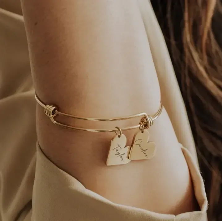 Personalized heart-shaped pendant bracelet, a gift for mom.