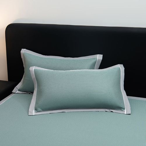 Cooling silk mattress set (3-piece set), includes fitted sheet and 2 pillowcases, suitable for double beds. Standard double bed size.