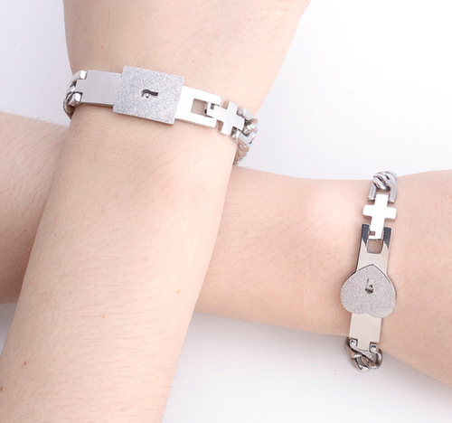 Stainless steel couple love lock, heart lock bracelet set, a pair of heart interlocking bracelets