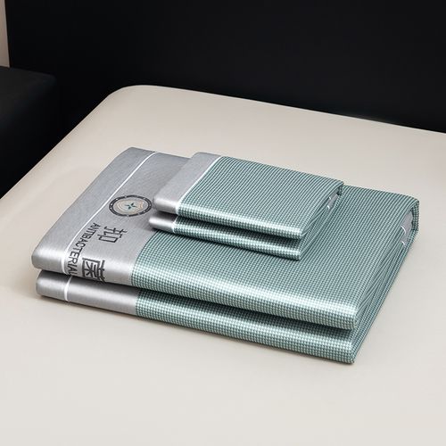 Cooling silk mattress set (3-piece set), includes fitted sheet and 2 pillowcases, suitable for double beds. Standard double bed size.