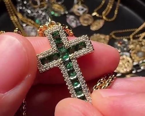Colar Cruz Zircão Verde! Borda Dourada + Zircão Corrente Aço Inoxidável Antialérgico Favorito dos Jovens Presente Ideal para Namorado(a)