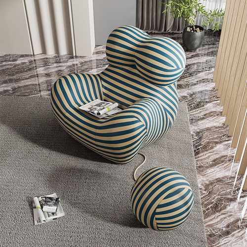 Poltrona em forma de abraço materno, design minimalista italiano com forma irregular, popular cadeira casual para varanda.