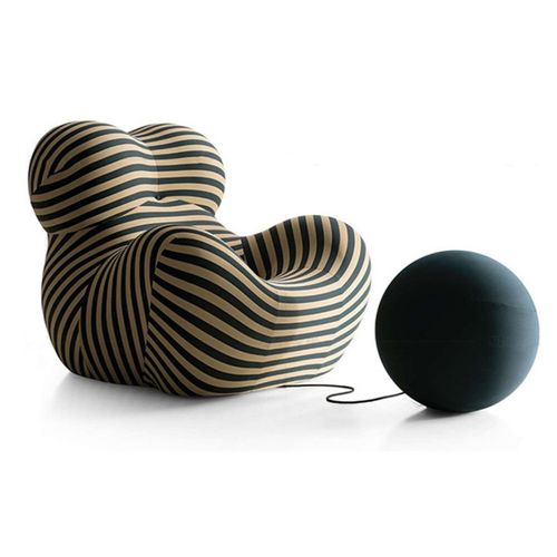 Poltrona em forma de abraço materno, design minimalista italiano com forma irregular, popular cadeira casual para varanda.