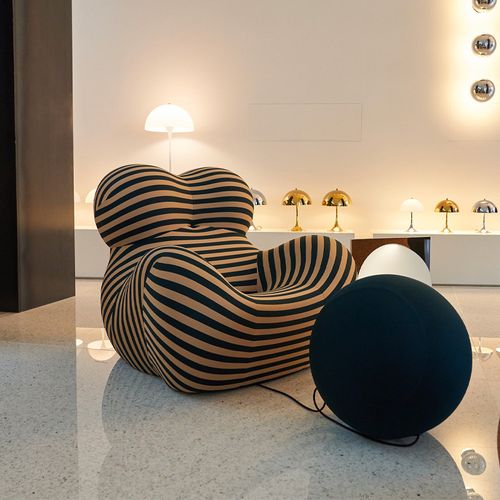 Poltrona em forma de abraço materno, design minimalista italiano com forma irregular, popular cadeira casual para varanda.