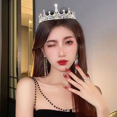 Girls' high-end clothing paired with crowns