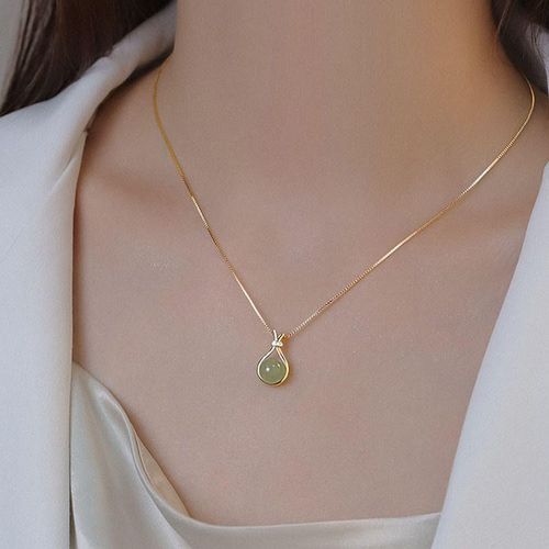 The women's titanium steel necklace with a light luxury style imitating the Hetian jade blessing bag pendant exudes a sense of high-end elegance and simplicity, and is versatile A piece of jewelry(Without gift box)