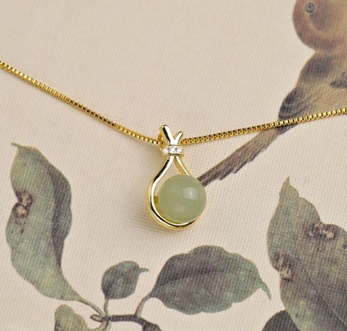 The women's titanium steel necklace with a light luxury style imitating the Hetian jade blessing bag pendant exudes a sense of high-end elegance and simplicity, and is versatile A piece of jewelry(Without gift box)