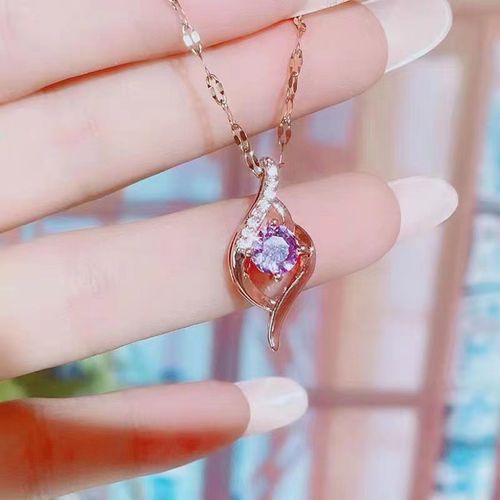 At first sight, my heart falls in love without fading. A titanium steel necklace adorned with a bone chain that locks your heart