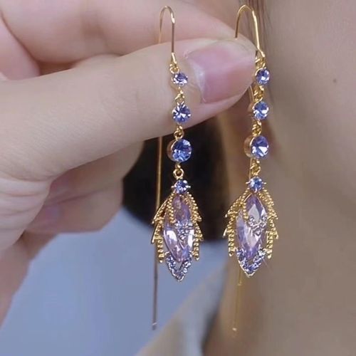 Best-selling Zircon Maple Leaf earstrings from the East, new long tassels, versatile and elegant earrings, exquisitely designed earrings for women