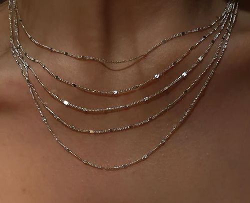 The glittering galaxy multi-layered tassel dinner party is light and luxurious, with stars shining all over the sky and the best friend's necklace layered on top