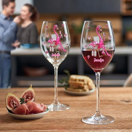 Sei ein Flamingo im Taubenschwarm – personalisiertes Flamingo-Weinglas mit langem Stiel